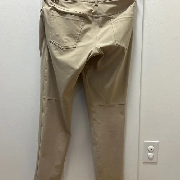 Lululemon Commission ABC Khaki Pants 32x30 in Excellent Condition